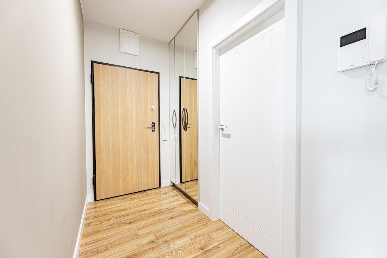 Fajny Apartament Z Parkingiem, Obok Metra. Warsaw Exterior photo